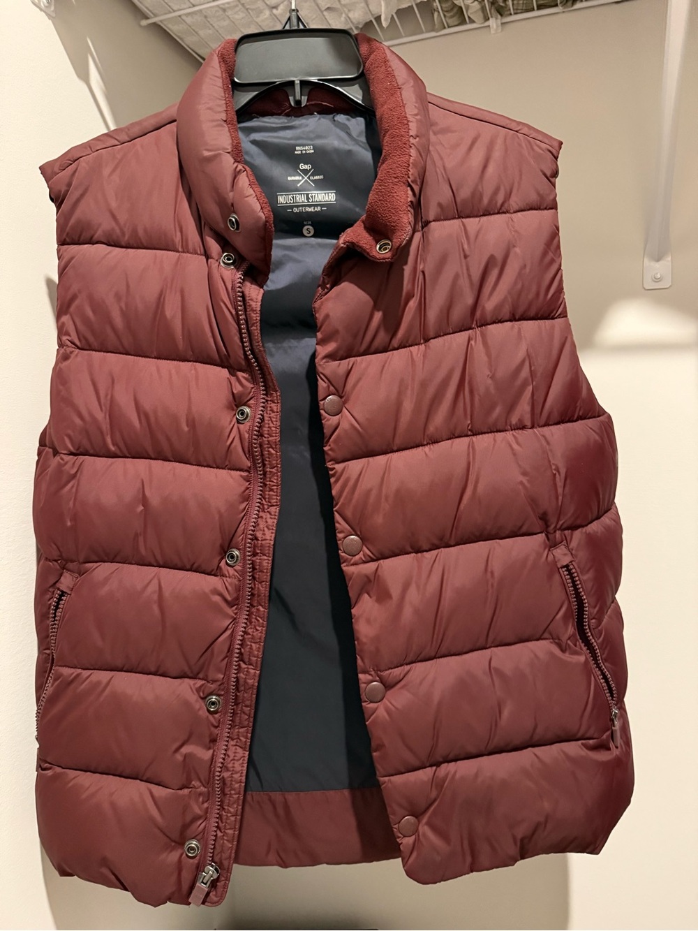 GAP Men's Quilted Puffer Vest - Burgundy